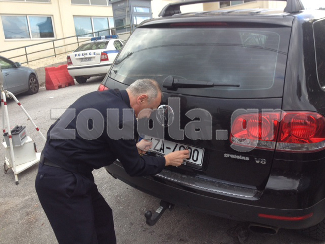 Toυ παίρνουν τις πινακίδες