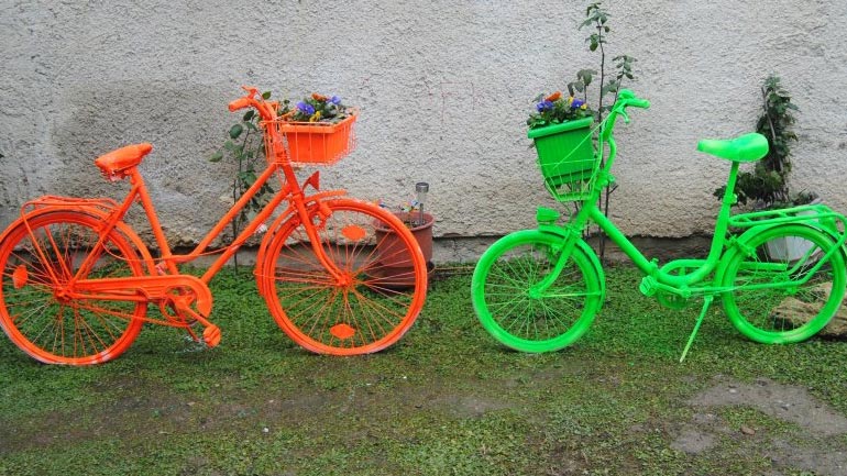 Καρδίτσα: Η «πόλη του ποδηλάτου» στολίζει με λουλούδια παλιά ποδήλατα