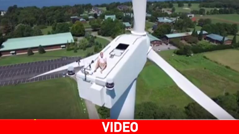 Έκανε ηλιοθεραπεία στην κορυφή ανεμογεννήτριας…