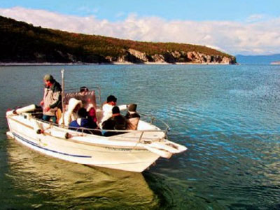 Βαρκάδα στις Πρέσπες με «ηλιακά» καραβάκια