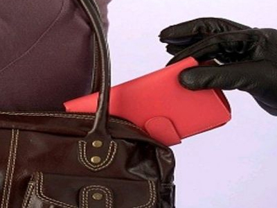 Την συνέλαβαν για κλοπές πορτοφολιών στο Χαλάνδρι