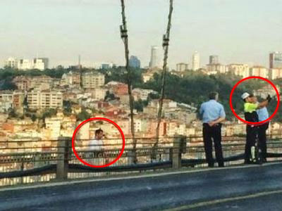 Αστυνομικός έβγαζε selfie με τον… αυτόχειρα!