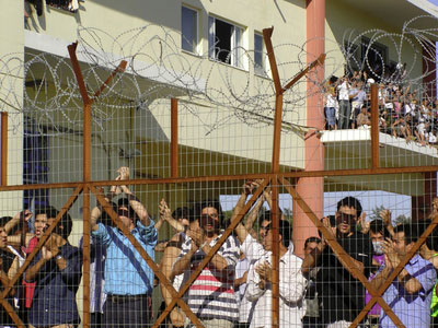 Κλειστά κέντρα κράτησης μεταναστών ανακοίνωσε ο Χρυσοχοΐδης