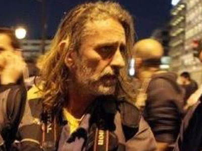 Στο χειρουργείο ο τραυματίας φωτορεπόρτερ Στο χειρουργείο ο τραυματίας φωτορεπόρτερ