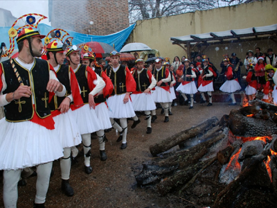 Οι Πόντιοι αναβιώνουν το έθιμο των Μωμόγερων