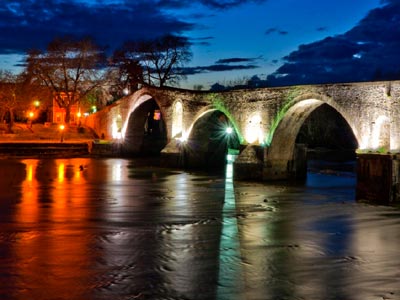 Eυτυχώς στέκει αγέρωχο το γεφύρι της Άρτας