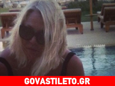 Η Ρούλα Κορομηλά κάνει βουτιές στην πισίνα και με βροχή!