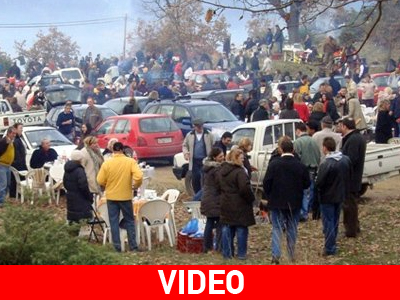 Αψήφησαν το κρύο για το έθιμο της λουκανικοφαγίας