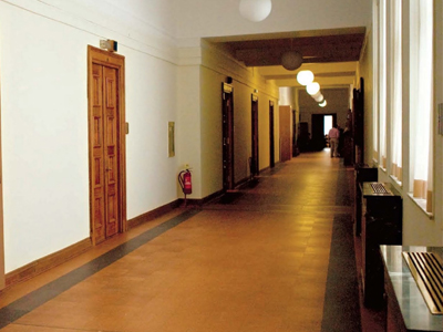 Φόρεσε κουκούλα στη βουλευτίνα