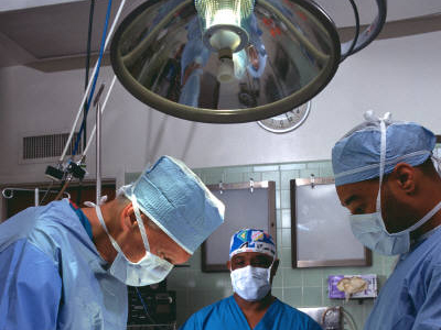 Επιλέξτε χειρουργούς ηλικίας… 40-50 ετών!