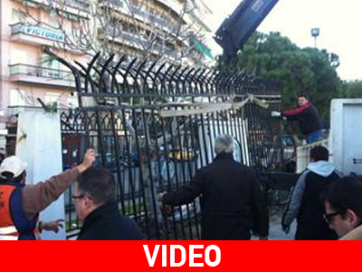 Έπεσαν τα τείχη του λιμανιού