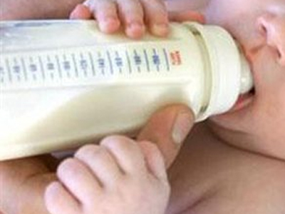 Στα σούπερ μάρκετ το πρώτο βρεφικό γάλα