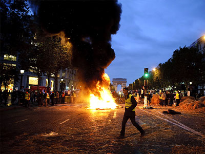 Γαλλία: Αγρότες έβαλαν φωτιά στην εφορία