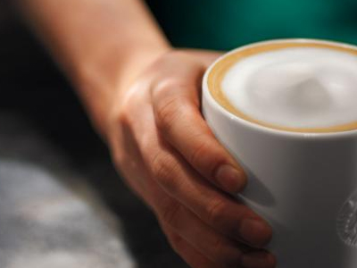 Κλείνουν τα καταστήματα και μοιράζουν δωρεάν καφέ