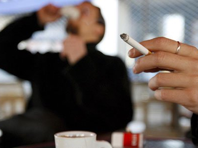 Στη Βουλή επιτρέπεται το… κάπνισμα