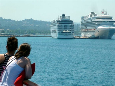 Κρουαζιερόπλοια κατακλύζουν την Κέρκυρα