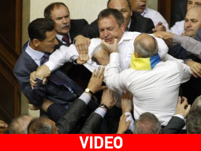 Το κοινοβούλιο μετατράπηκε σε ρινγκ Το κοινοβούλιο μετατράπηκε σε ρινγκ