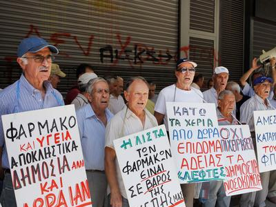 Διαμαρτυρία συνταξιούχων έξω από το Υπουργείο Υγείας