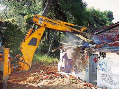 Βγήκαν οι μπουλντόζες για τα αυθαίρετα…