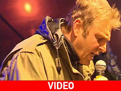 Ο δήμαρχος σε μεγάλα κέφια…