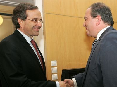 Aγκαλιά Σαμαρά με Καραμανλή