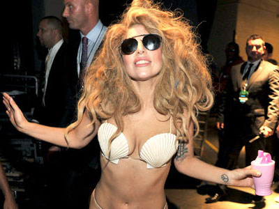 Η χωριάτικη σαλάτα και τα 330 τριαντάφυλλα της Lady Gaga