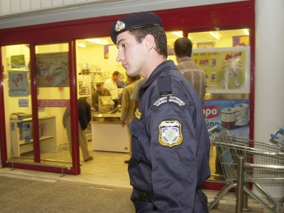 Προσποιούνταν τους πελάτες και «ξάφριζαν» τα σούπερ μάρκετ