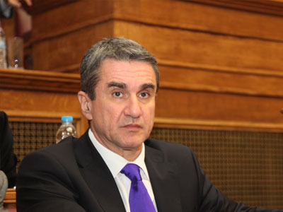 Επανακαταθέτει τη διάταξη για τα φαρμακεία