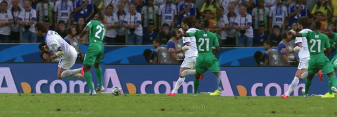 Δείτε χαρακτηριστικά το γόνατο του Σιό πάνω στο κουντεπιέ του Σαμαρά