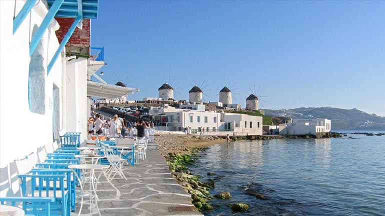 Kατέσχεσαν ταμειακές μηχανές από καταστήματα σε Μύκονο και Σαντορίνη