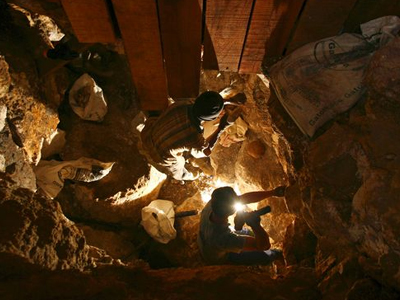 Eγλωβισμένοι στα έγκατα της γης