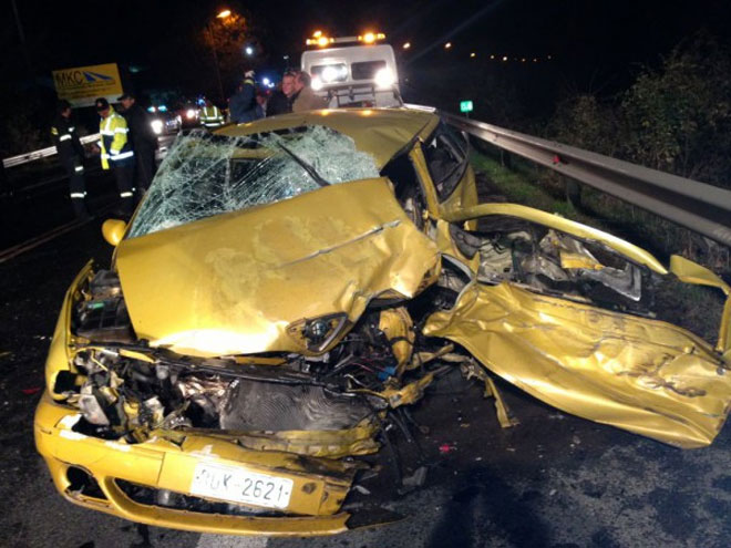 Διαλυμένο το Ι.Χ. αυτοκίνητο που επιχείρησε την προσπέραση του λεωφορείου