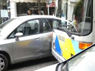 Σύγκρουση λεωφορείου του ΟΑΣΘ με Ι.Χ. – 4 τραυματίες