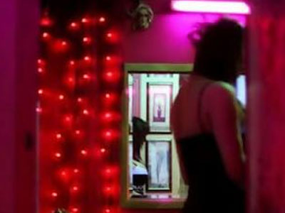 Συνεχίζονται οι έφοδοι σε παράνομους οίκους ανοχής