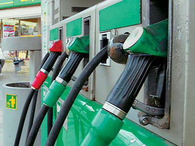 Διοχέτευαν νοθευμένη βενζίνη στην αγορά της Θεσσαλονίκης