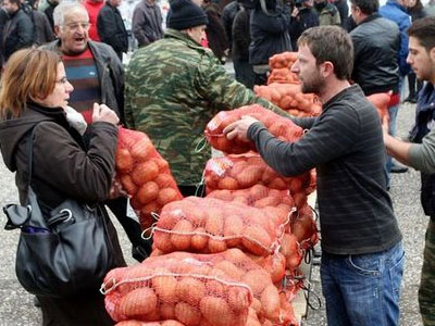 Ουρές για τις φθηνές πατάτες στη Γεωπονική