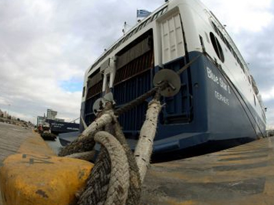 Δεμένα τα πλοία στα λιμάνια