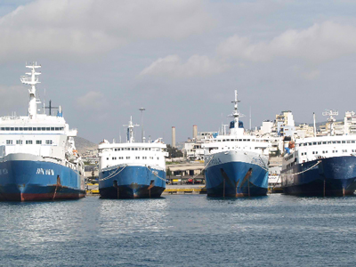 Απομακρύνονται εγκαταλελειμμένα πλοία από το λιμάνι του Πειραιά