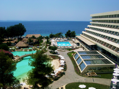 Στο… πόδι οι εργαζόμενοι του «Πόρτο Καρράς»