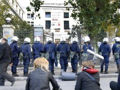 Επιχείρηση της ΕΛ.ΑΣ. κατά του παρεμπορίου έξω από την ΑΣΟΕΕ