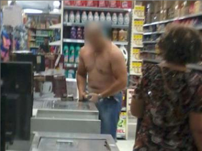 Ημίγυμνος αστυνομικός τράβηξε όπλο κατά αλληλέγγυων