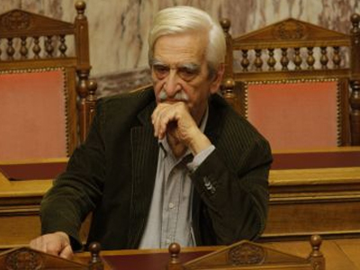 Πέθανε ο Αντώνης Καρράς