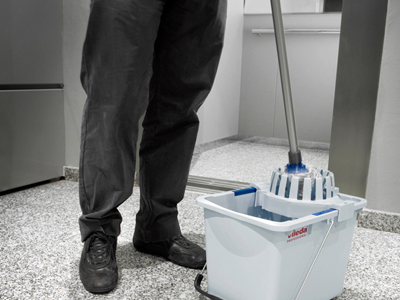 Αστυνομικοί με μια σφουγγαρίστρα στο χέρι…