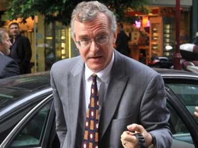 Οι κουμπαριές του αυστηρού τεχνοκράτη