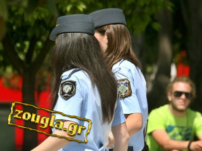 Το φλερτ του πρώην υπουργού με την αστυνομικίνα