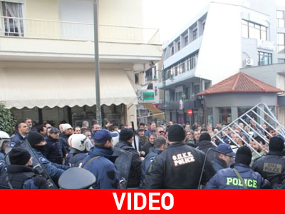 Νάουσα: Ένταση και ρίψη δακρυγόνων έξω από τη ΔΟΥ