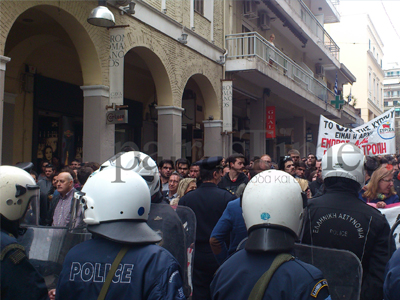 Πάτρα: Δακρυγόνα στην παρέλαση Πάτρα: Δακρυγόνα στην παρέλαση
