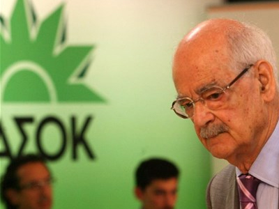 O Απόστολος Κακλαμάνης στολίζει Βουδούρη-Τσίπρα