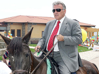 O Zορό-Πανίκας πήρε το σπαθί του