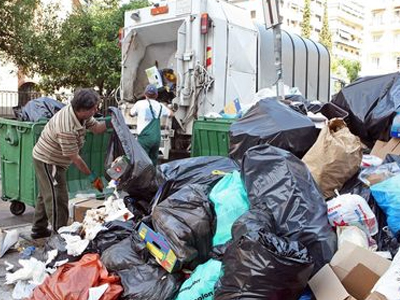 Ήρθε και τα μάζεψε ένα σκουπιδιάρικο…